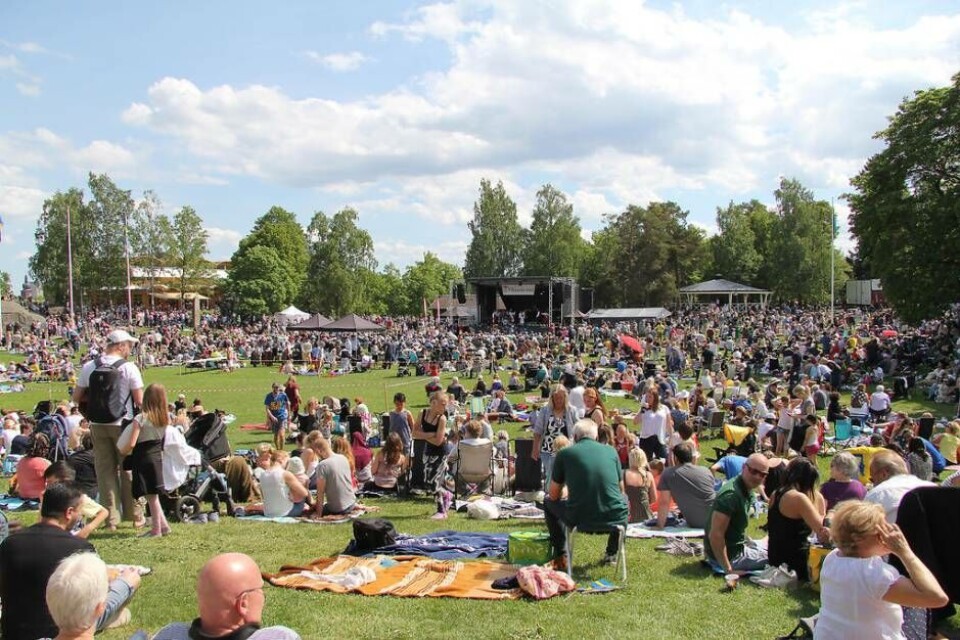 Folkfest. Nationaldagsfirande på Djäkeberget brukar locka tusentals västeråsare. Foto: Jonas Edberg