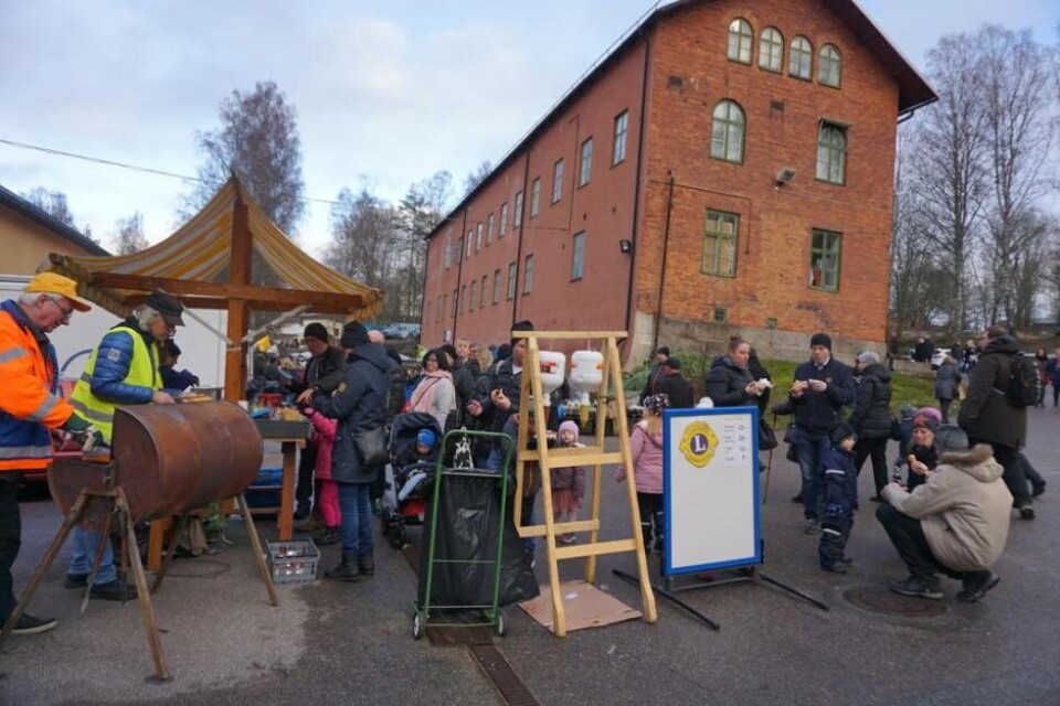 Vid lunchtid ringlade kön lång till korvförsäljningen