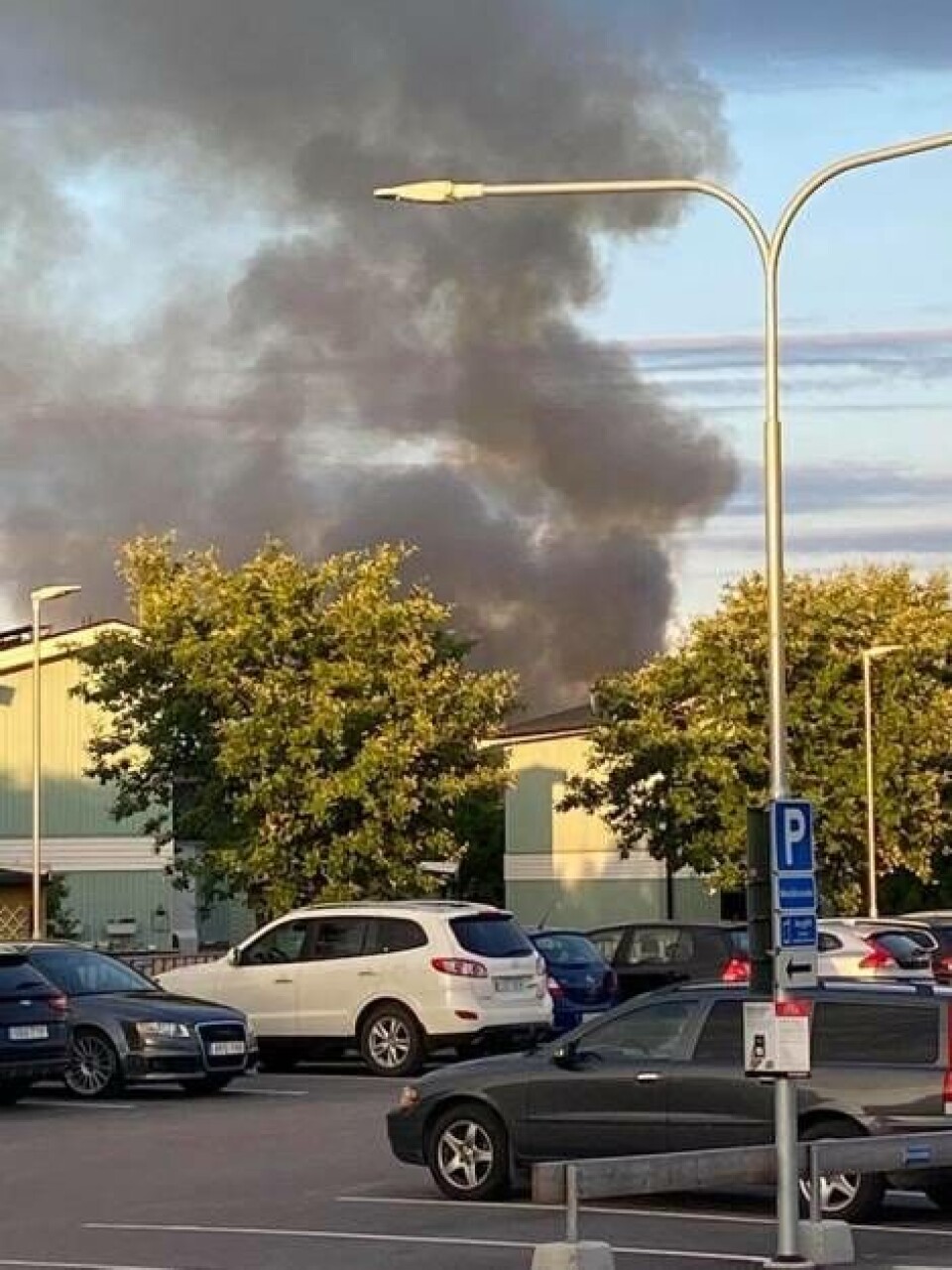 Brandröken syns över hela Skälby. Foto: Läsarbild / Sara Dahlström