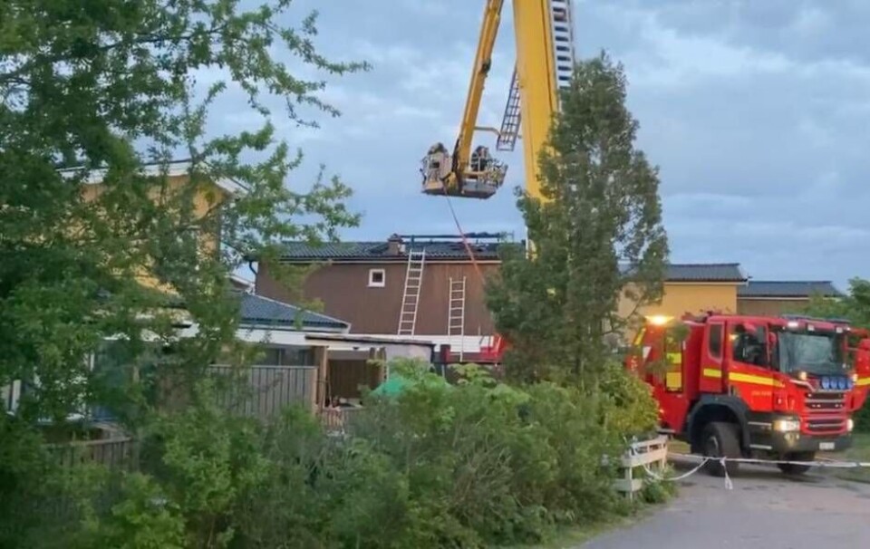 Brandmän från flera stationer har under kvällen jobbat med att få kontroll på branden i radhuset. Foto: Läsarbild