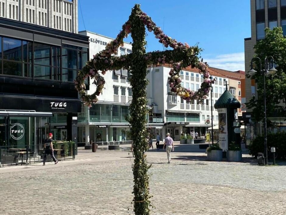 Midsommarstången på Stora torget.