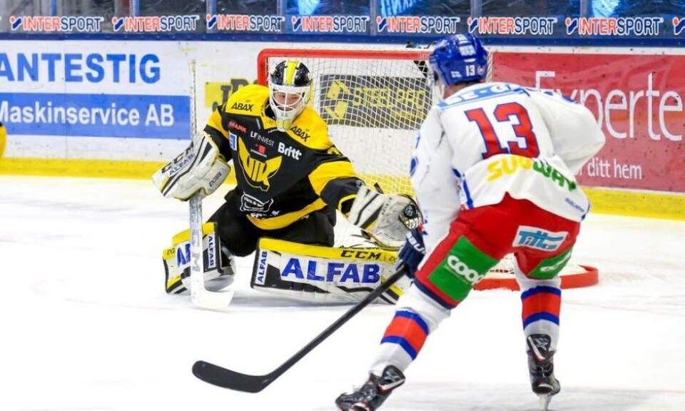 Samuel Persson och VIK fick se sig besegrade av Oskarshamn i lördagens toppmöte i Hockeyallsvenskan. Foto: STEFAN LINDGREN/Arkiv