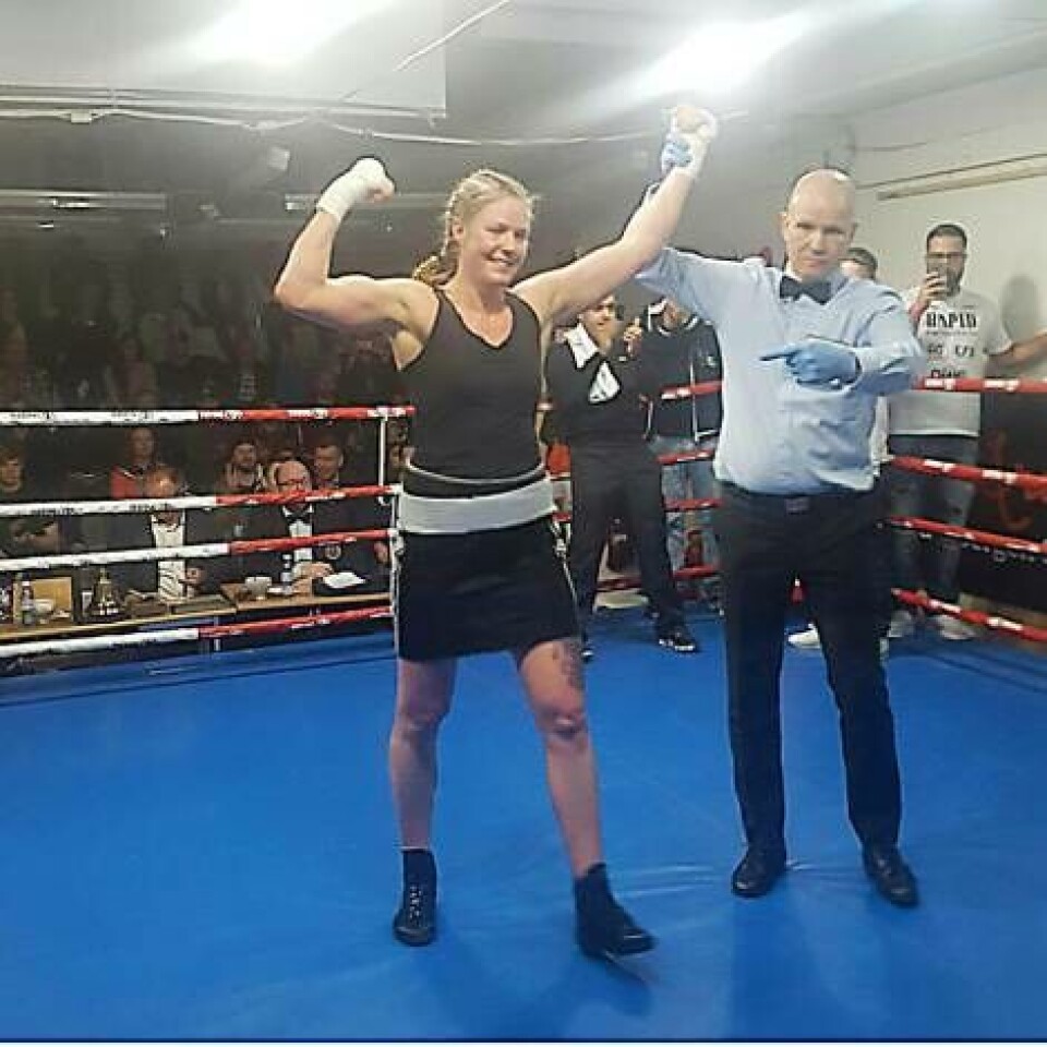 Nävarna i luften efter att seger på teknisk knock out i proffsdebuten i april. Foto: Privat