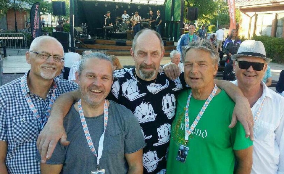 30-årsjubilerar. Bandet The Waves firar 30 år med en spelning på nyaste nattklubb Nostalgii Functional Club (Bra hak). ”Vi tänkte ett tag att vi skulle lägga av – men det fick vi inte för publiken”, säger bandmedlemmen Sören 'Fritte' Fridolfsson (i grön tröja). Foto: Privat