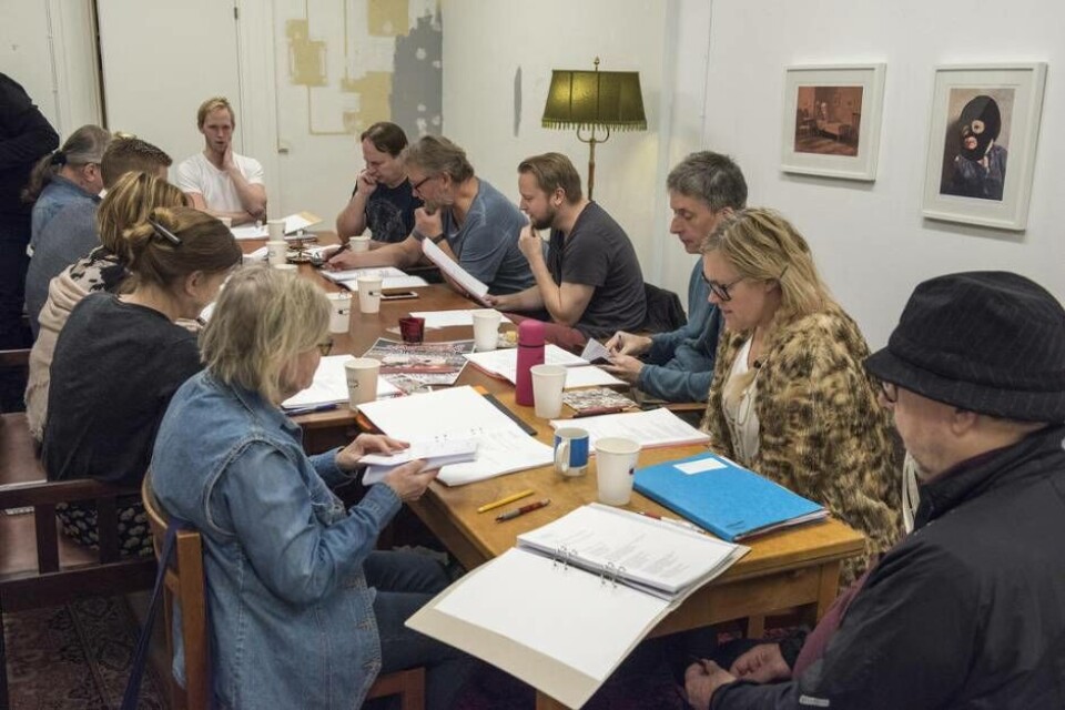 Här växer Västeråsrevyn fram. Hela ensemblen plus producent och två författare. Foto: Svante Remshagen×1 / 3Visa bildtextBild 1 av 3