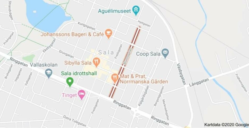 VMA: Flera bilar brinner i centrala Sala