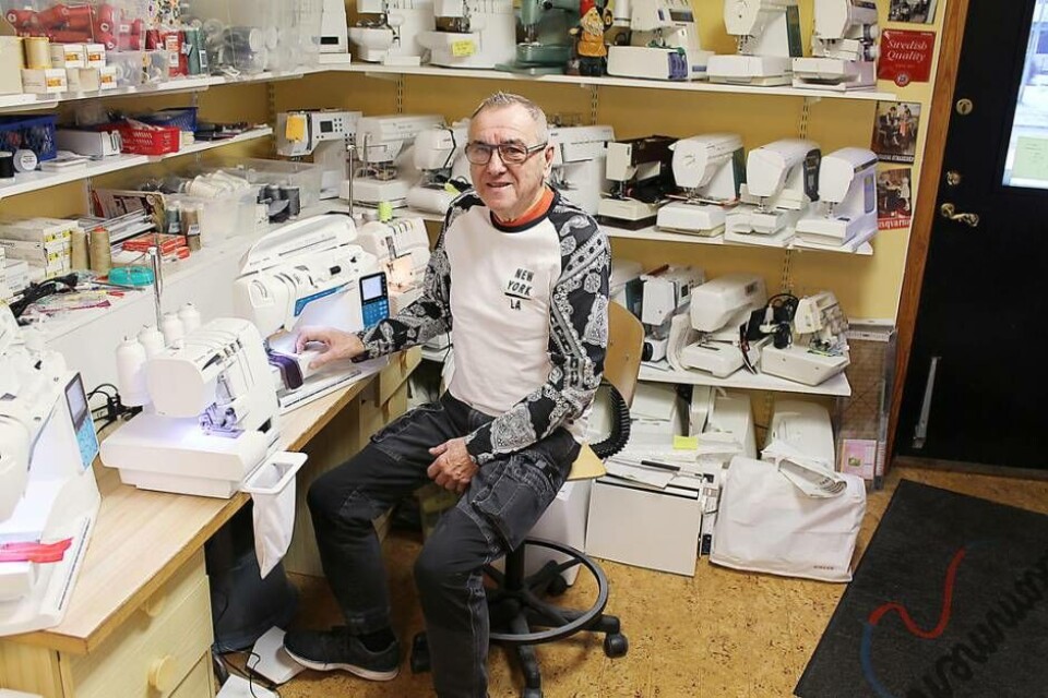 Syglädje. Stig Sandberg i sin butik i Hallstahammar. Foto: Lasse Olsson