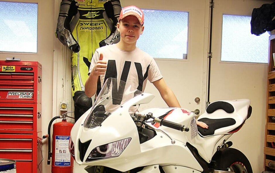 Ny hoj – nya utmaningar. Liam Dafors är bara 15 år gammal – men tampas redan med seniorerna i roadracing på SM-nivå. I år väntar den största utmaningen hittills i karriären på den här 600-kubikaren när Irstakillen ska tävla i SM-klassen Superstock 600. ”Jag siktar på att vinna alltihopa”, säger han målmedvetet. Foto: Jonas Bergkvist