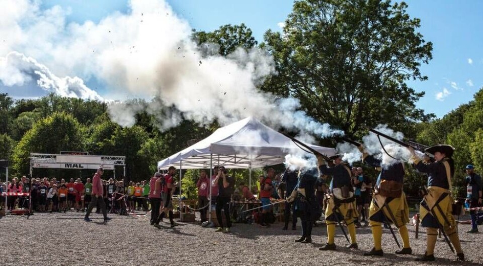 Startskott för en Sverigetour. Karolinerna kommer tillbaka i år igen för att ”skjuta igång” de olika loppen som ingår i Ängsö trail run. Foto: Johan Larsson/Westeros trail running society