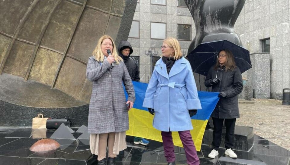 Tillsammans mot kriget. Kommunpolitikerna Vicki Skure-Eriksson (C) och Elisabeth Unell (M) deltog tillsammans vid en manifestation mot kriget i Ukraina. Foto: Jonas Edberg