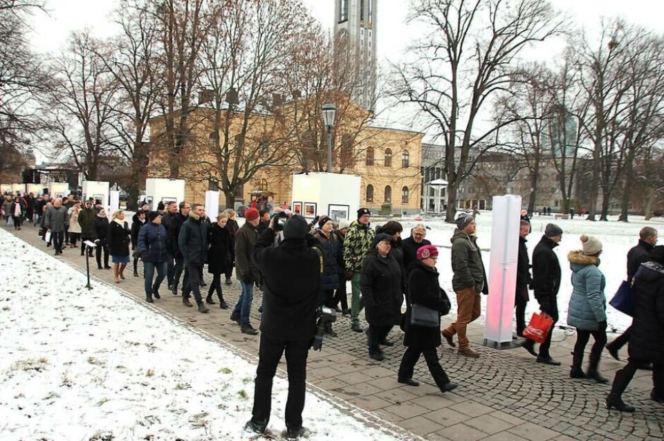 Nu är Hakon Swenson allé invigd, tillägnad Hakonbolagets grundare av Västerås stad. Många ville gå premiärpromenaden på onsdagseftermiddagen. Foto: Jonas Bergkivist×1 / 7Visa bildtextBild 1 av 7