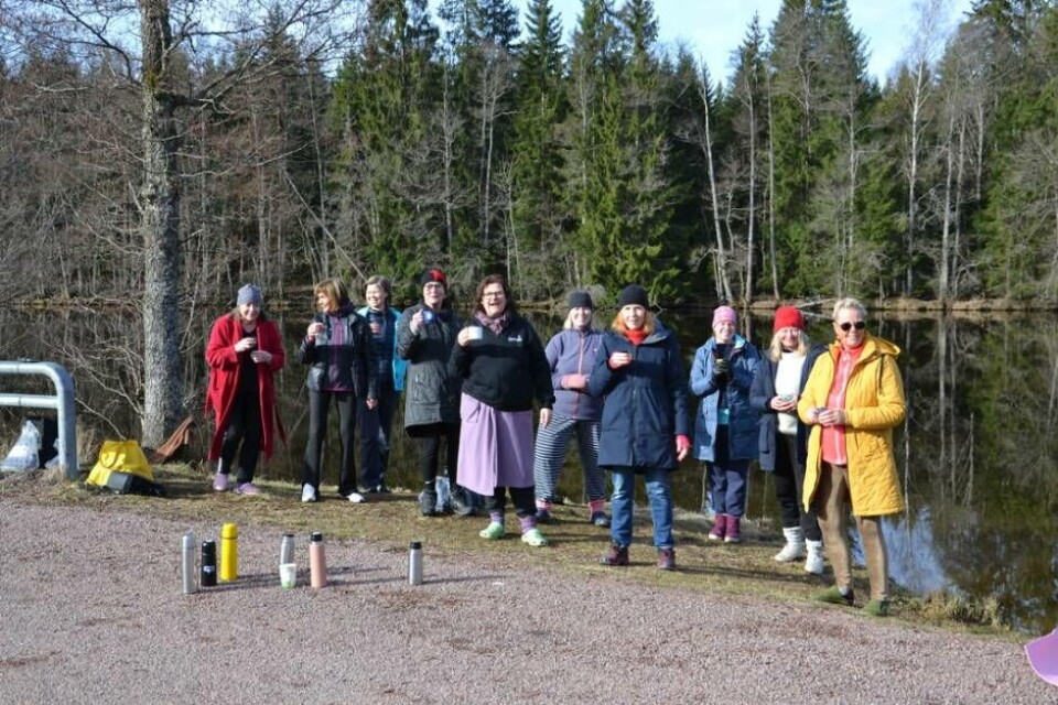 Värmer sig. Hela gänget samlat för lite varmt te och prat direkt efter doppet. Foto: Helena Andersson