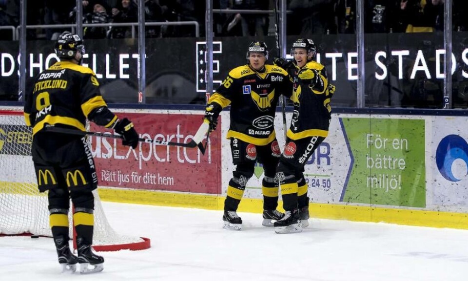 VIK-backen Alexander Lindelöf avgjorde kvällens match mot Karlskrona när han gjorde 3–2 målet 11 sekunder in i förlängningen. Foto: Stefan Lindgren×1 / 2Visa bildtextBild 1 av 2