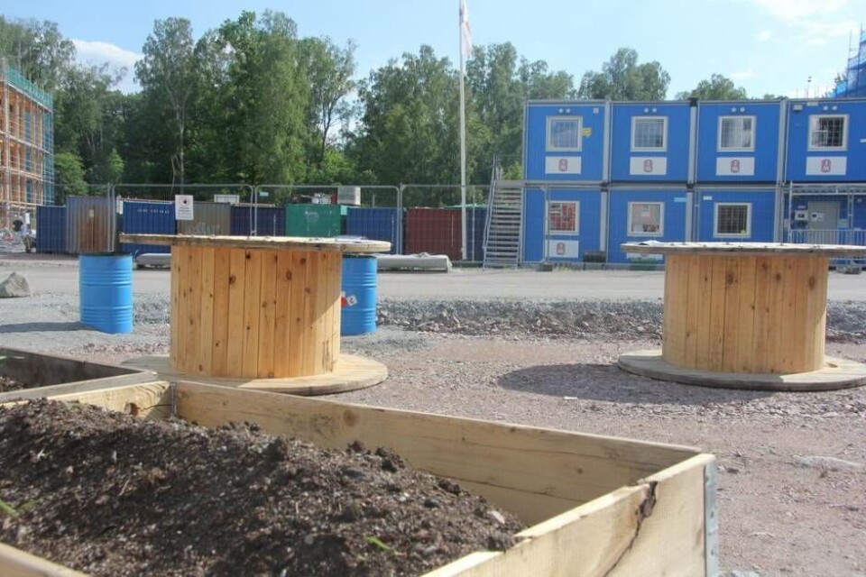 Kabeltrummor som bord och pallkragar för växtlighet. Återvunnet är melodin för pop-up parken på Öster Mälarstrand. Foto: Sofie Tejre