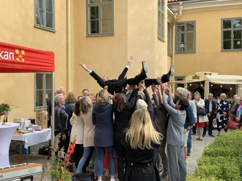 Stiftets personal firade biskop Mogren genom att bjuda honom på en ordentlig flygtur. Foto: Jonas Edberg