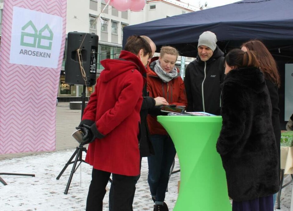Ulla Persson, kommunfullmäktiges ordförande, Christian Brobeck, vd Aroseken, Elin Sjöström, utvecklingschef ByBrick, Tobias Boogh och ett par hugade husspekulanter. Foto: Terese Lindman