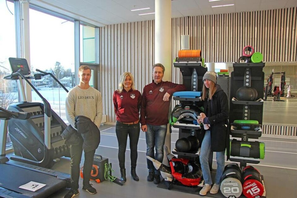 Eleven Erik Widén, lärarna Anette Mogren och Thomas Eriksson samt eleven Mathilda Eklund. Foto: Ludwig Vesterström