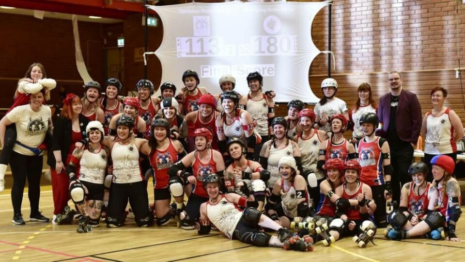 Västerås Roller Derby kunde fira efter en seger i återkomsten till Elitserien. Foto: Jackiie Samuelsson