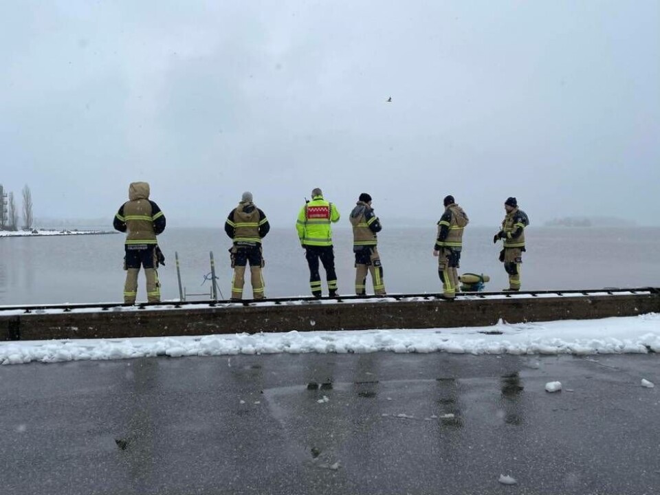 Räddningstjänsten på plats vid kajen där fartyget låg förtöjd innan det sjönk till botten. Foto: JONAS EDBERG