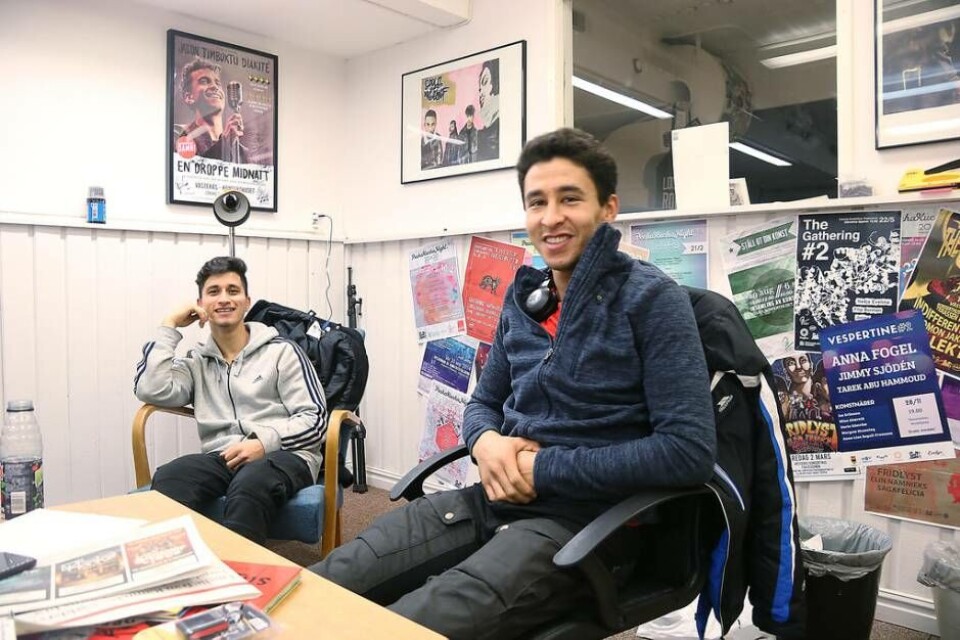 Bästa vänner. Samiaullah Amiri och Abdolah Hoseini håller föredrag om hur det är att leva som HBTQ-person i deras hemland Afghanistan. Foto: Jonas Edberg
