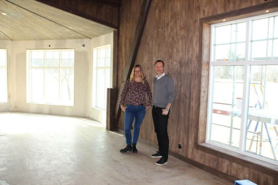 Marielle och Christopher på plats där den nya loungedelen håller på att byggas för fullt och väntas stå klart i månadsskiftet april/maj om allt går enligt ritningarna. Foto: Jonas Bergkvist