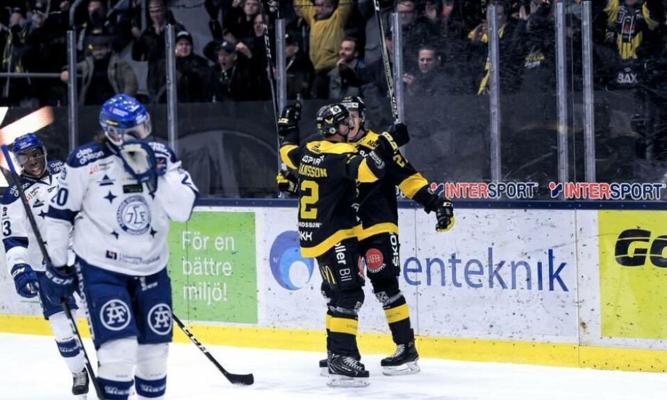 Lagkapten Fredrik Johansson jublar efter att ha gjort 1–0 mot Leksand. Foto: Stefan Lindgren