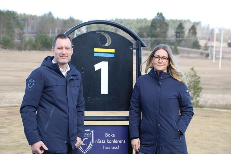 Största tävlingen. Christopher Johansson och Marielle Fred Piehl ser fram emot att få vara med och arrangera Oressta Golfklubbs största tävling hittills. Spelare från hela världen kommer ut till den idylliska klubben i början av augusti. Foto: Jonas Bergkvist