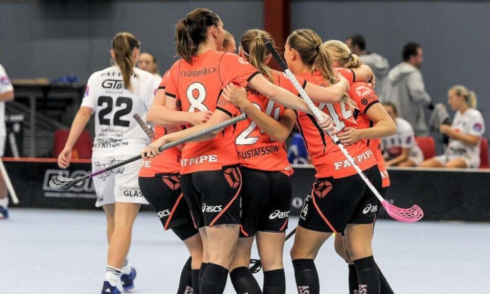 Trea. Rönnbys innebandydamer tog en viktig seger i SSL efter en stark vändning i slutronden. Foto: Stefan Lindgren/Arkiv