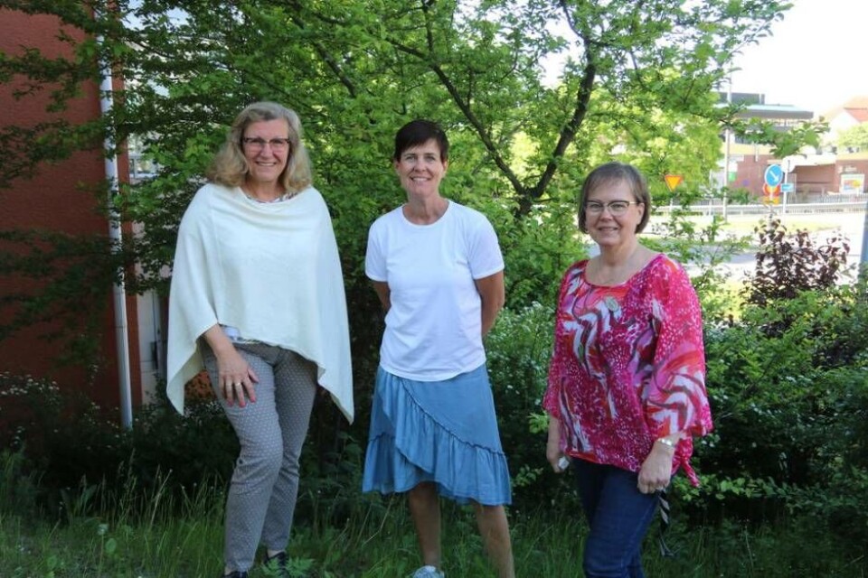 Anhörigkonsulenterna Susan Svenman, Pia Eklund och Mona Eriksson välkomnar alla som behöver anhörigstöd. Foto: Helena Andersson