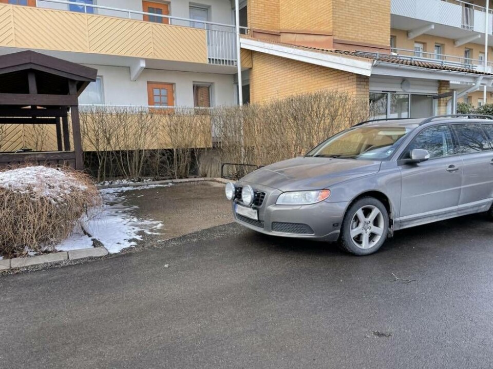 En civil polisbil på plats vid en adress på Bjurhovda. Tidigare under förmiddagen var även det nationella bombskyddet på plats vid adressen. Foto: Jonas Edberg