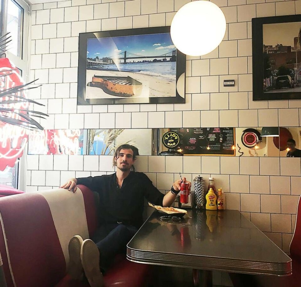 Ludwig Hahn är uppvuxen på Önsta Gryta i Västerås. Numera bor han i Stocholm där han jobbar som frilansande grafisk designer. Foto: Daniel Linderberg