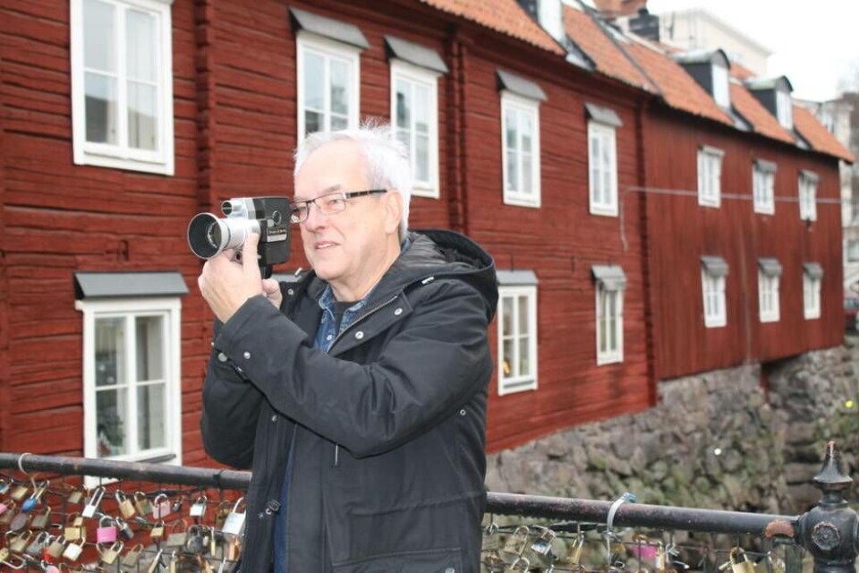 Kurt Fröberg med sin Super 8-kamera vid ett klassiskt Västeråsmotiv. Foto: Lasse Olsson