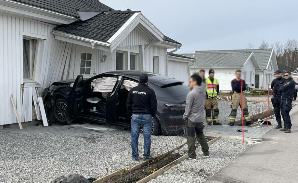 Porschen körde rakt in i villans vägg. Foto: Jonas Edberg