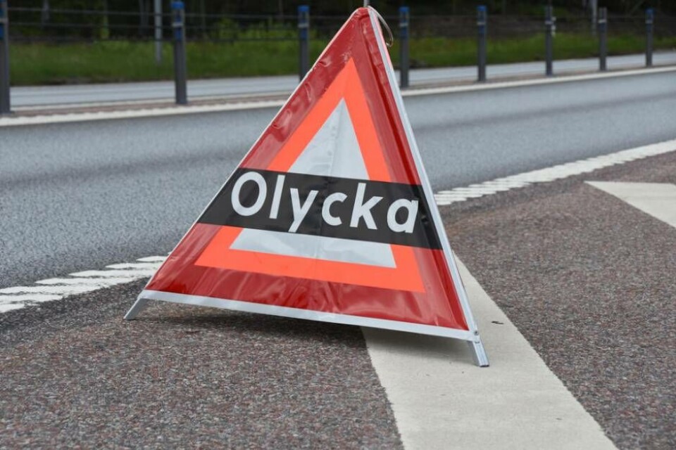 Bil voltade – föraren förd till sjukhus