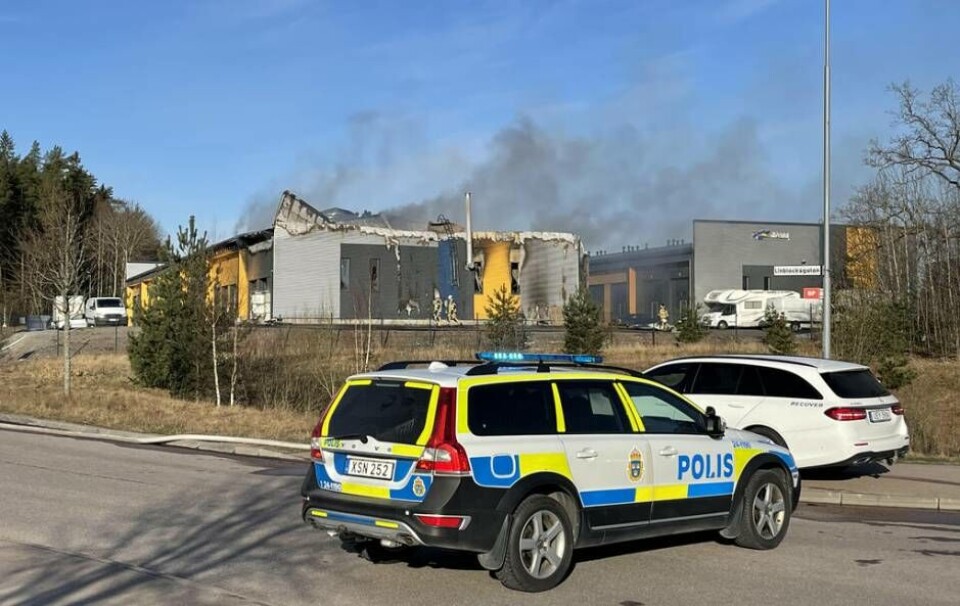 Vid åttatiden på söndagsmorgonen var det fortfarande stor rökutveckling från fastigheten där det brunnit under natten. Foto: Jonas Edberg
