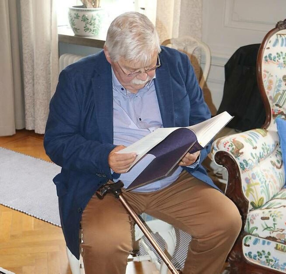 Stort intresse. Tidigare biskopen Claes-Bertil Ytterberg var en av gästerna vid bokreleasen som 'kastade sig' över den nya boken.