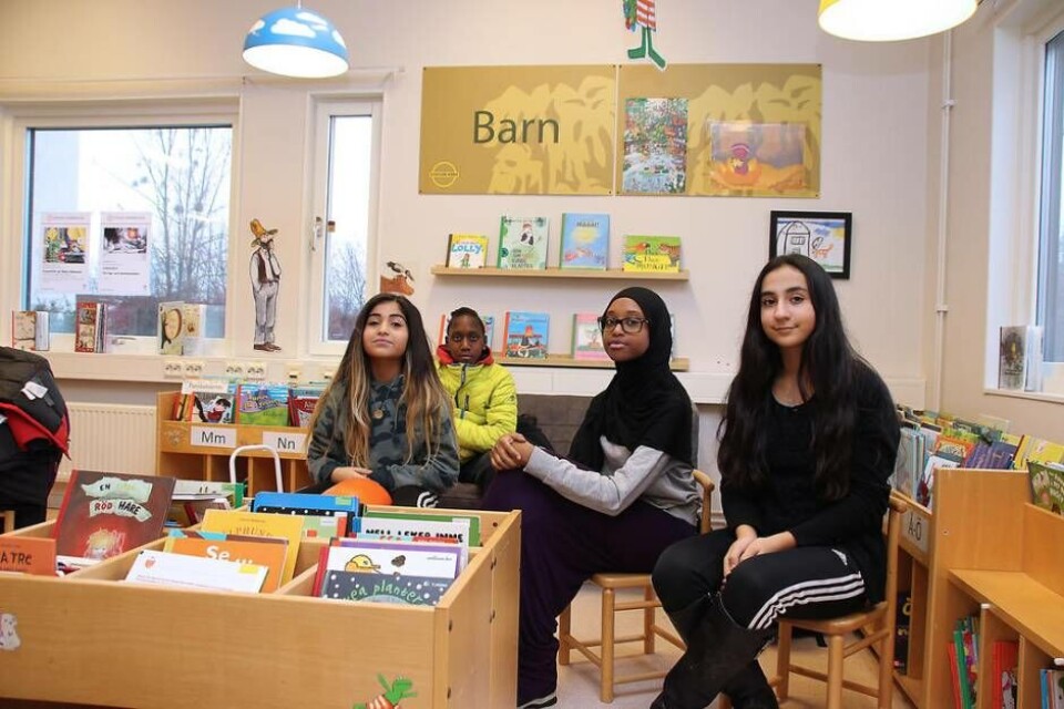 ”Ge oss öppettiderna på biblioteket tillbaka!”. Femteklassarna Råda Adnan Osman, Sainey Jadama, Nabila Mahmud och Eylül Akdogan, med flera, har en längre tid engagerat sig för att de inskränkta öppettiderna på biblioteket i Råby centrum ska upphöra. Nu har de fått gehör hos politikerna. Foto: Jonas Bergkvist×1 / 2Visa bildtextBild 1 av 2
