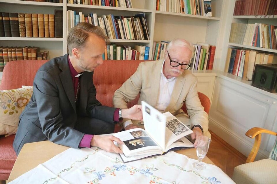 Boksläpp. Biskop Mikael Mogren och författaren Fredrik Bedoire bläddrar igenom den nya boken om Västerås domkyrka i samband med att bokens släpptes. Foto: Jonas Edberg