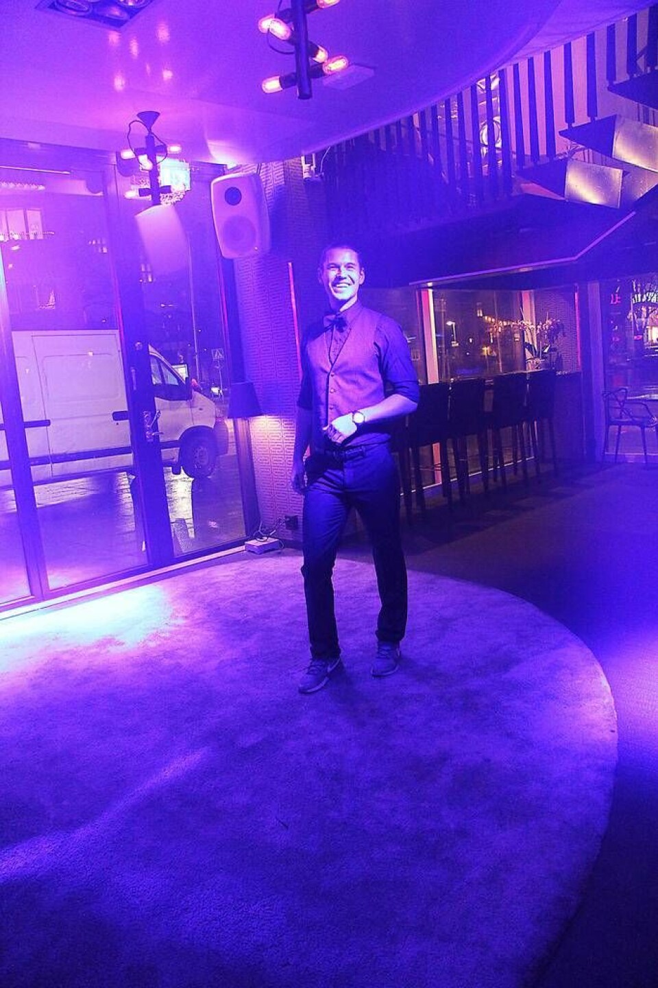folkets tar ut (dans)stegen. Axel Modin, bartender och servitör, Folkets. ”Jag tycker det ska bli jättekul med nattklubb på Folkets. Den här staden har länge behövt nattklubbar för lite äldre människor. Någonstans där man kan avnjuta en smakfull kvalitets cocktail och fortfarande skaka loss till härlig musik. Folkets är perfekt för dessa ändamål och kommer utan tvekan att göra det med elegans.” Foto: foto: Helena Andersson