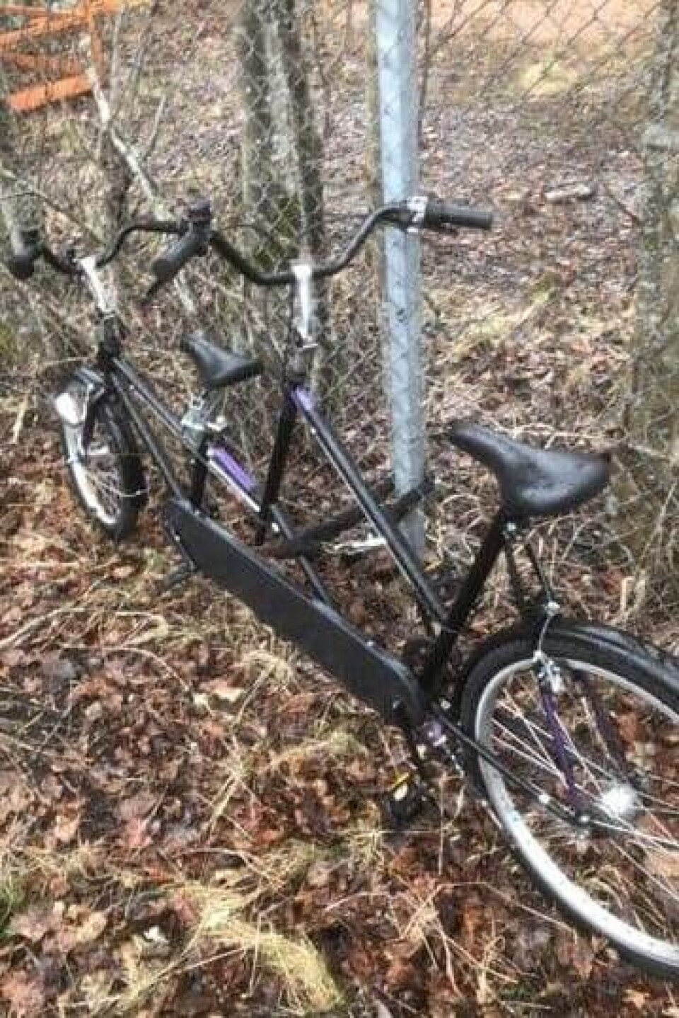 Här bakom Medborgarhuset i Tillberga hittades Thuwas cykel av Kent Svärd med kollegor på fredagsförmiddagen. Ordentligt låst. ”Tjuvarna har verkligen bemödat sig med kättingar och hänglås”, säger pappa Paul. Foto: Kent Svärdh