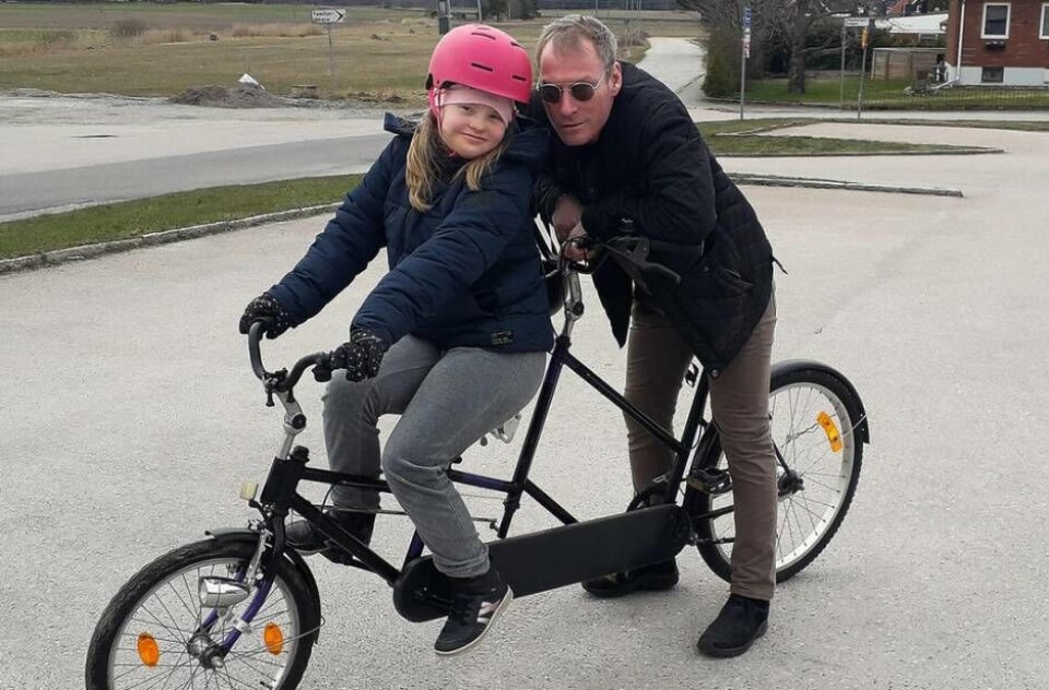 På söndagen kunde Thuwa och pappa Paul ta en efterlängtad tur på tandemcykeln igen efter att den kommit välbehållen till rätta tack vare ett stort engagemang bland ortsborna i Tillberga. Foto: Kent Svärdh