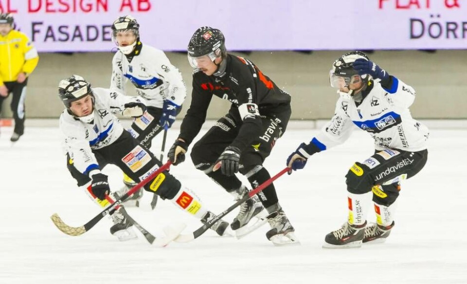 Tillbergas lagkapten Robin Andersson var hårt uppvaktad under fredags match mot Sirius. Foto: Stefan Lindgren×1 / 3Visa bildtextBild 1 av 3