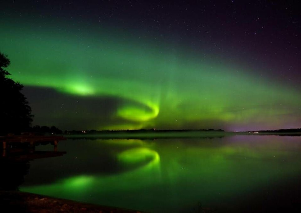 Himlaspel. Norrsken över sjön Freden i Borgåsund vid Sotebobadet förra helgen. Foto: Tommy Löfgren
