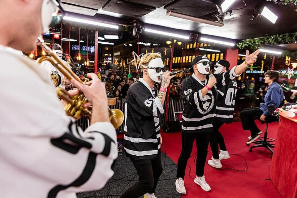 Västeråsbandet LBSB under sitt uppträdande i glasburen i samband med Musikhjälpen på Stora torget 2019. Foto: Mattias Ahlm/Sveriges Radio