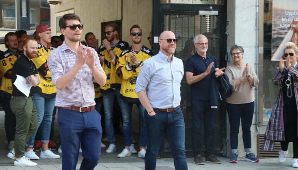 VIK-tränaren Thomas Paananen och sportchefen Patrik Zetterberg i samband med hyllningarna när klubben åter tagit klivet upp i Allsvenskan. VIK-tränaren Thomas Paananen och sportchefen Patrik Zetterberg i samband med hyllningarna när klubben åter tagit klivet upp i Allsvenskan.