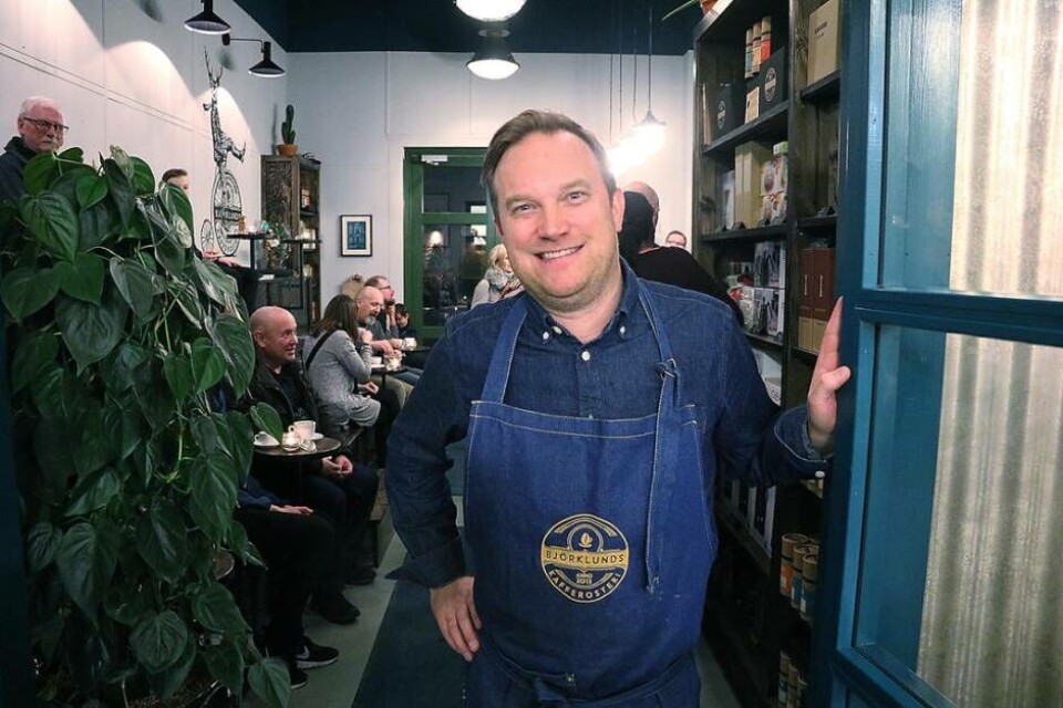 Kaffekungen. Johan Björklund driver sedan tidigare Björklunds kafferosteri. Nu öppnar han en kaffebar.