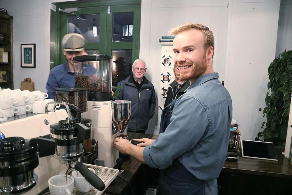 Mästerbarista. Fredrik Zetterberg är barista på nya kaffebaren. Han har tidigare tävlat i cappuccino-SM. Foto: Jonas Edberg
