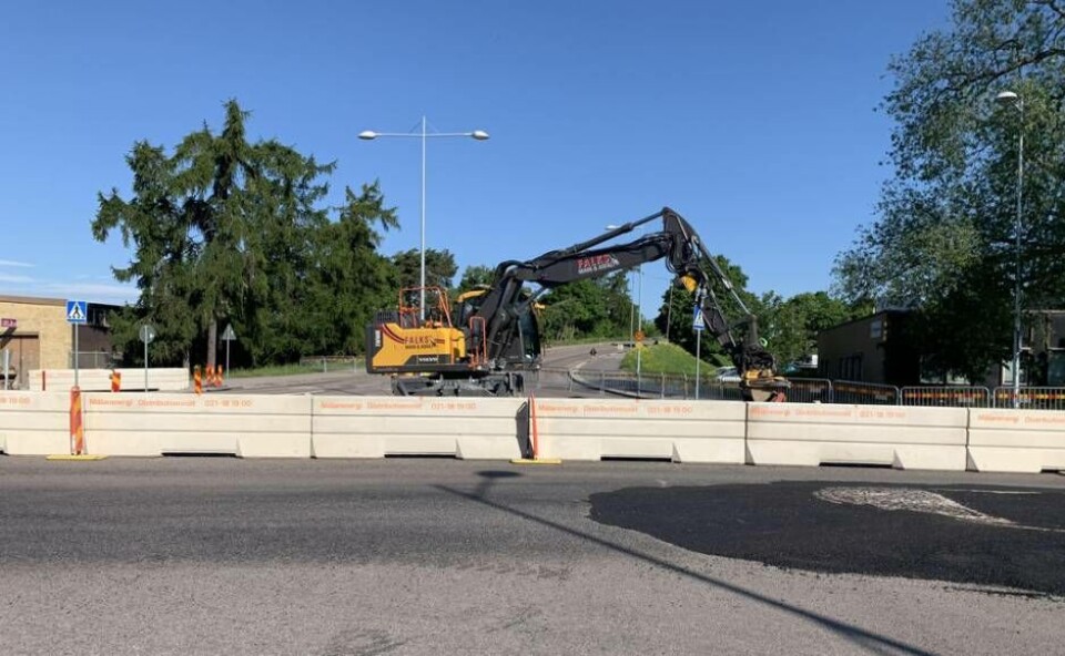 Vägen avstängd. Under tisdagen är Djuphamnsvägen avstängd för trafik på grund av att Mälarenergi lagar en läcka i fjärrvärmenätet. Foto: Jonas Edberg