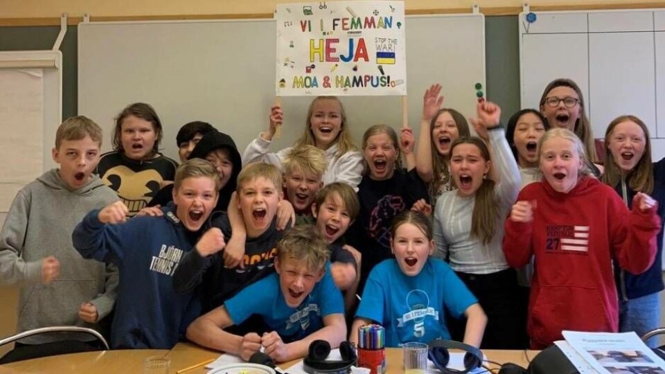 Eleverna i Apalbyskolans klass 5A jublar över finalplatsen i Vi i femman. Foto: Helen Björk