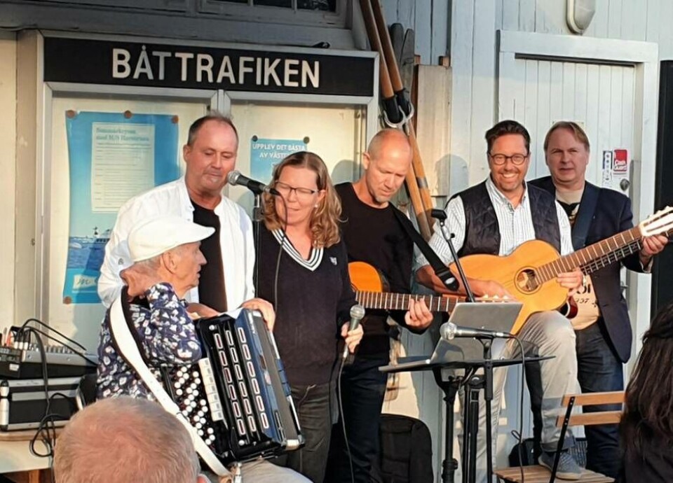 Slutsjunget vid kajen. Från en av sommarens spelningar (Thord Åhman) där Björn Carlsson ses näst längst till höger då han stärkte upp och kompade. Foto: Pär Anders Fahlén